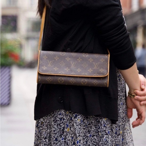 Louis Vuitton Monogram Twin Pochette preloved in pristine condition - Picture 3 of 9